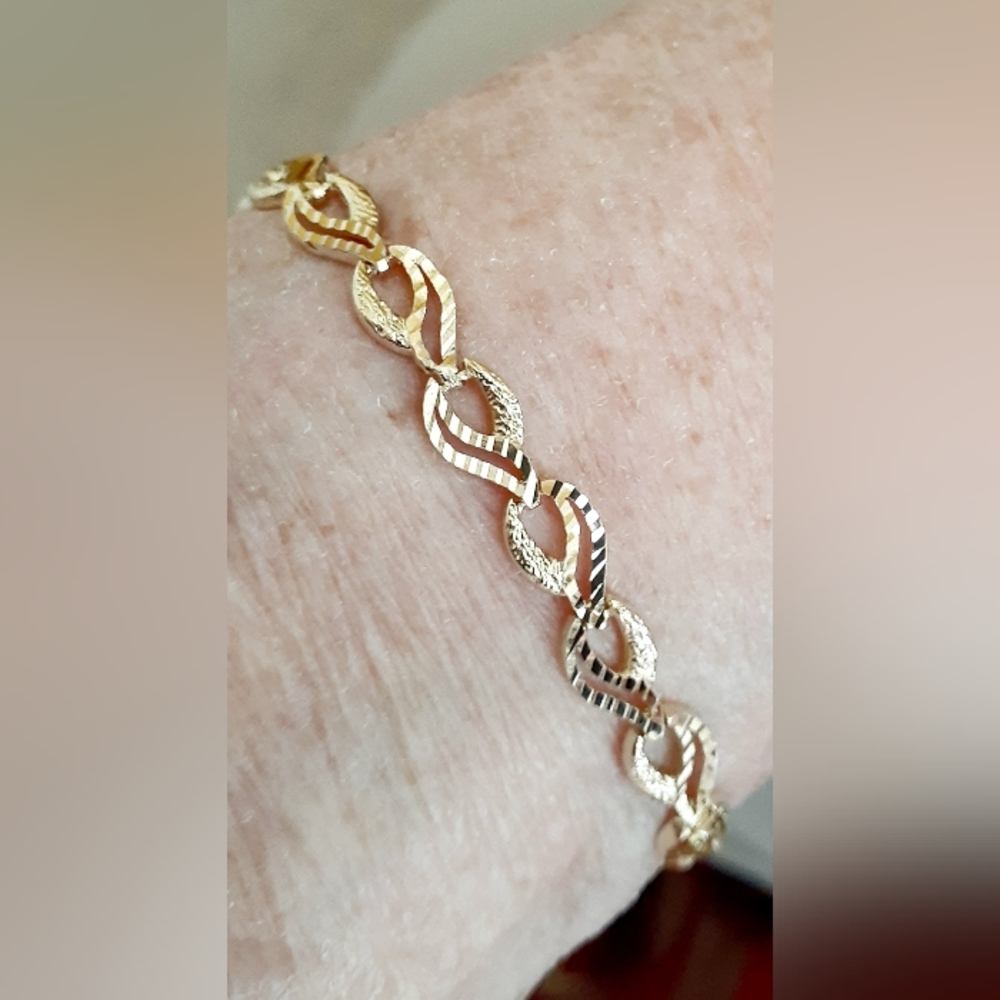 Elegant 10K Yellow Gold Bracelet 7"